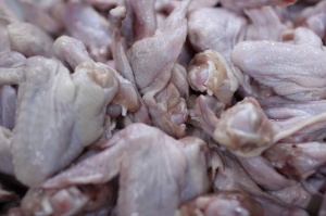 В курином мясе механической обвалки установлено нарушение нормы содержания костного остатка